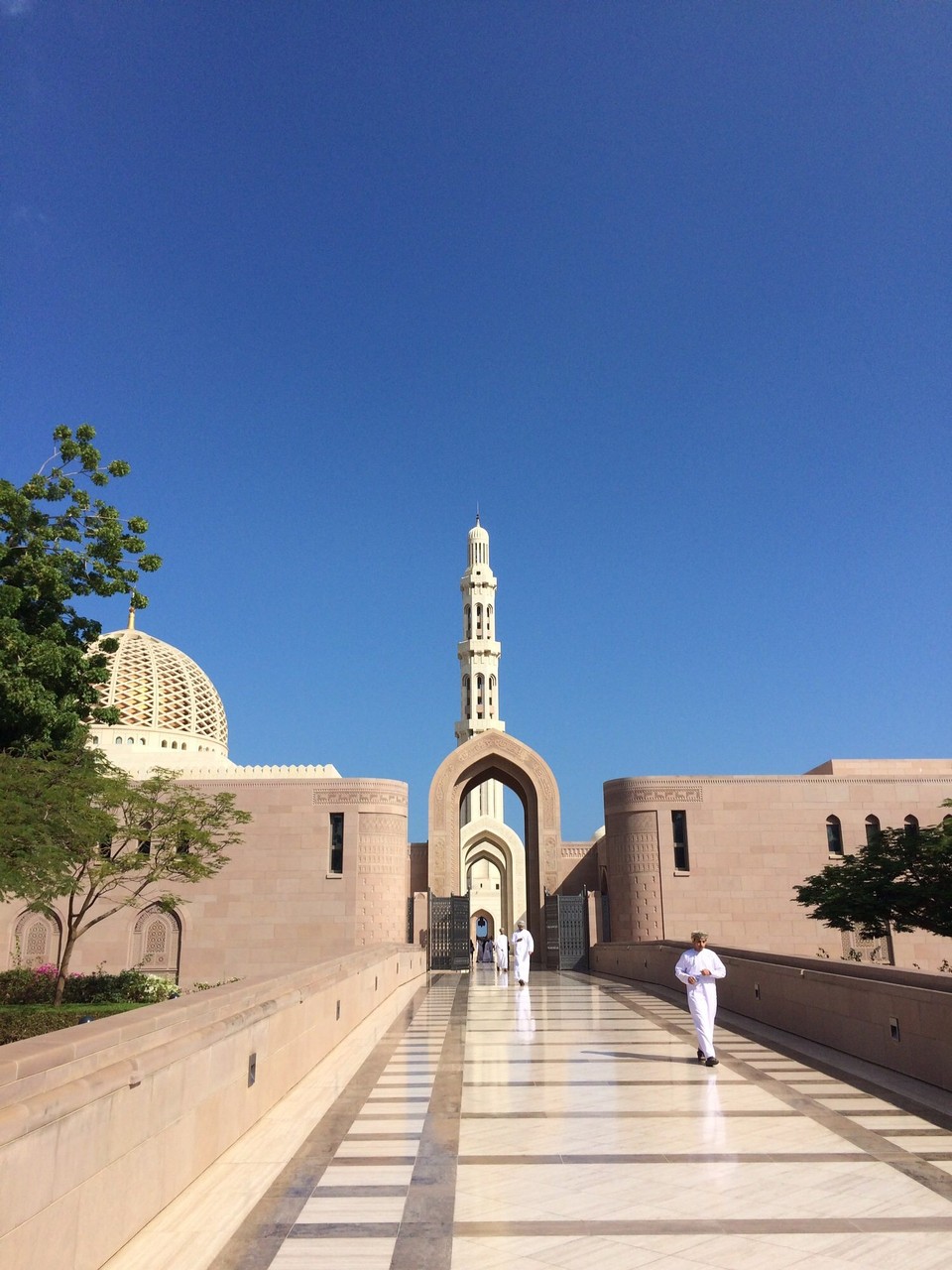 Oman - Sur - Vor der Weiterfahrt nach Sur besuchen wir die große Moschee Sultan Qaboos (wer sonst?). Sie ist ein Neubau im alt-neu omanischen Stil. 
Sehr, sehr beeindruckend.