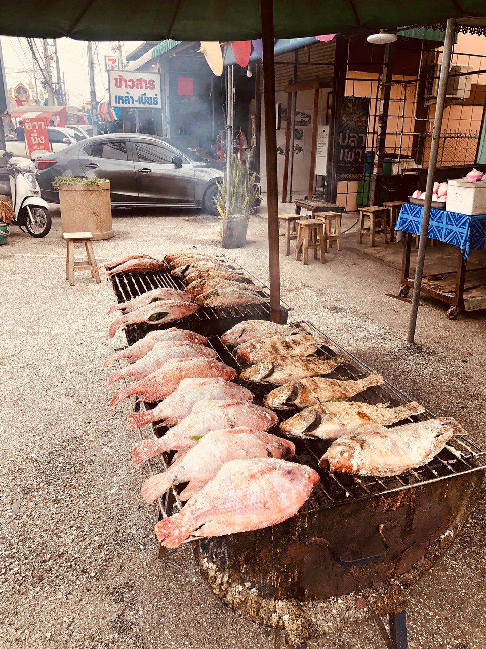 Thailand - Chiang Mai - In Thailand wird Essen oft an den Straßenseiten zubereitet und verkauft. 
