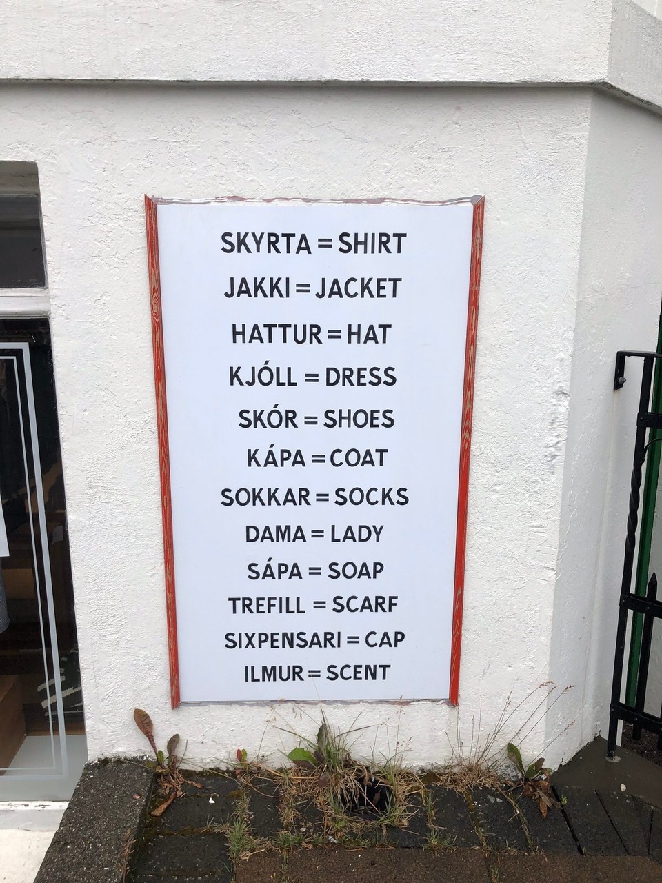 Island - Reykjavík - Hier finde ich aber erst mal ein Geschäft, an dem ich mir schnell die wichtigsten isländischen Vokabeln einprägen kann... 😃😍