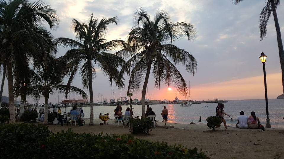 Kolumbien - Santa Marta - Mit einem kuehlem Bier erlebt man einen herlichen Sonnenuntergang. Ich freue mich schon auf den Nationalpark und die einsamen Straende. Versuche moeglichst eine Haengematte zu bekommen und draussen zu schlafen. "nobite" ist ja mit am Start :-)