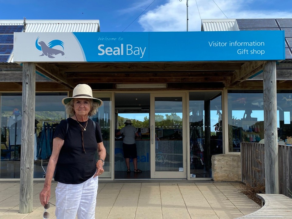 Australien - Flinders Chase - bevor wir die Seal Bay verliessen erstand Marlyses im dortigen Souvenir Laden einen schicken Strohhut
