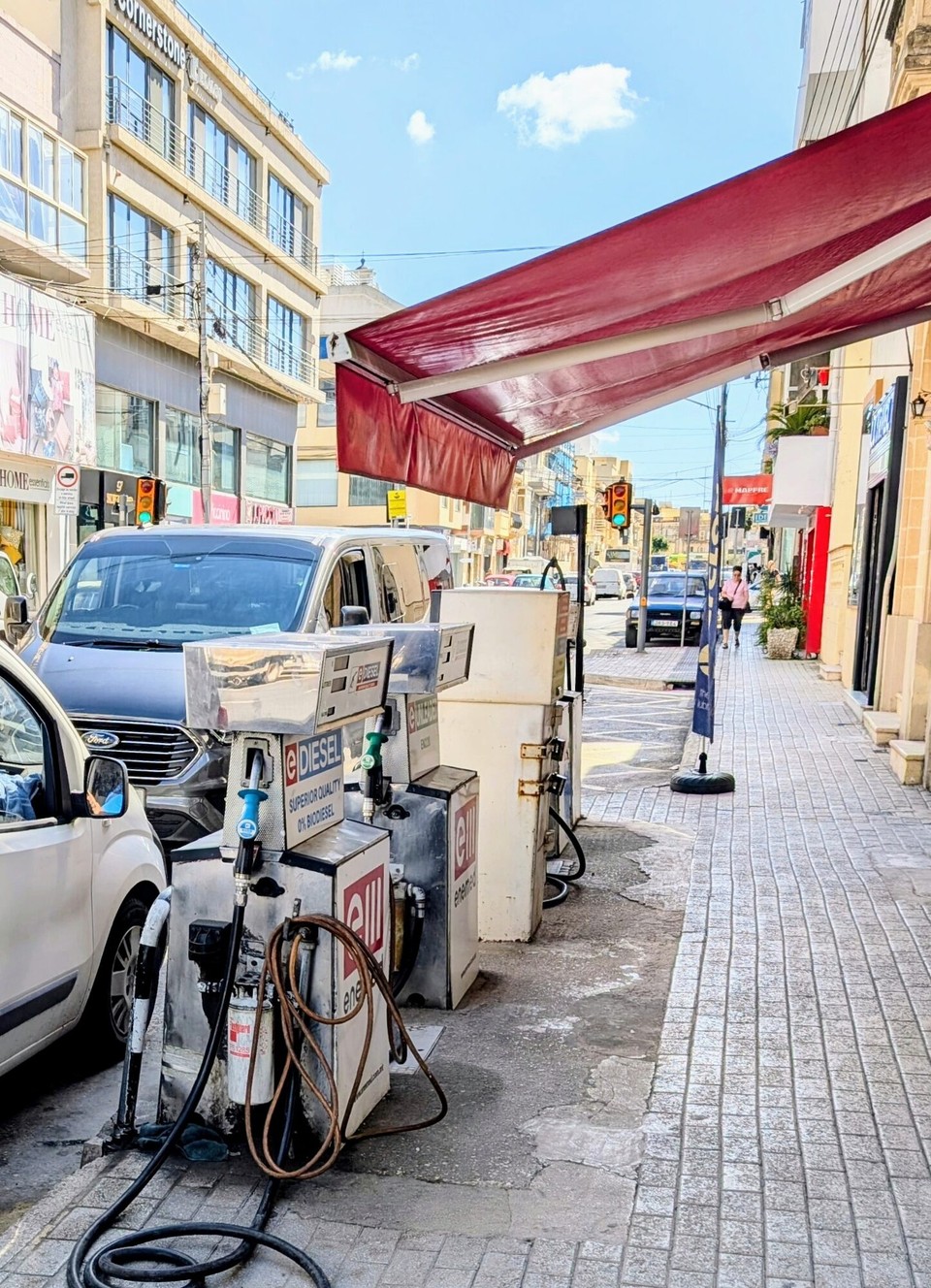 Malta - Mosta - Eine Ladestation für Verbrenner.