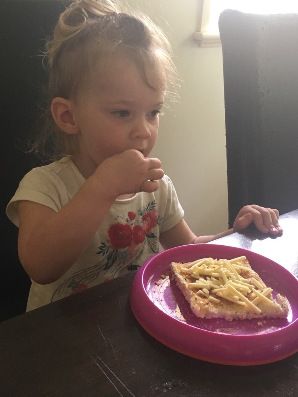 Australien - Upper Mount Gravatt - Elin beim Lunch mit Toast with Honey&Cheese.