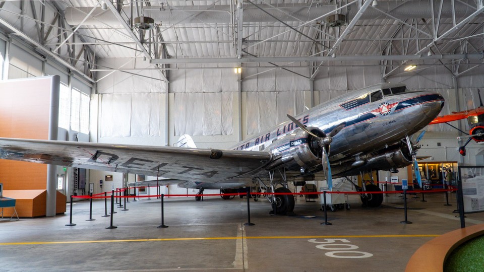 USA - Atlanta - Das Fluzeug ist komplett vernietet.