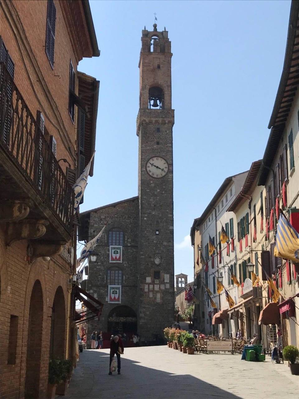 Italien - Montalcino - Piazza del Popole: Palazzo Comunale mit in die Fassade eingemauerten Wappen und schlanken Glockenturm. 