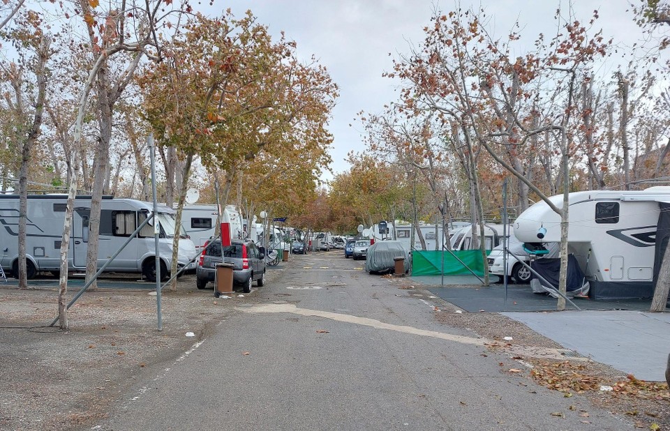 Spanien - Torre del Mar - So sehen Campingplätze aus auf denen "überwintert" wird.  Ca. 80% der Camper, die hier stehen, bleiben bis zum Frühjahr in Spanien. Jeder hat sein eigenes kleines Heim eingerichtet.