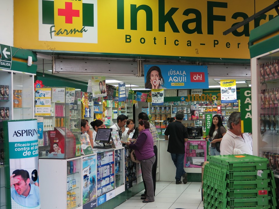 Peru - Lima District - Pharmacie a Lima, j'aime bien le nom inkafarma!