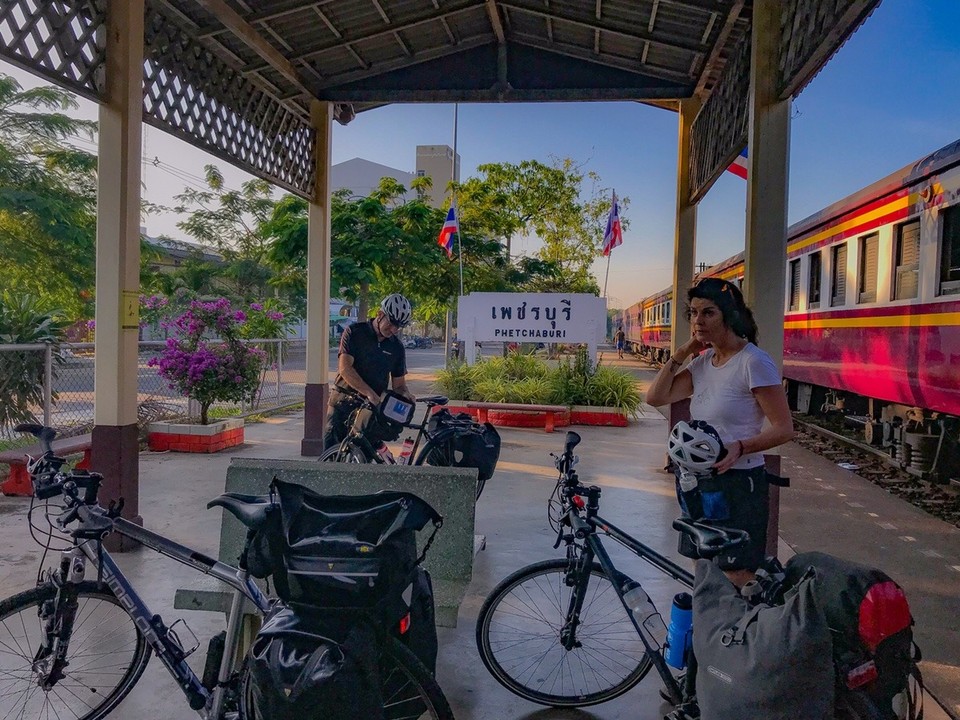 - Phetchaburi - Kommt Zug, kommt Rad