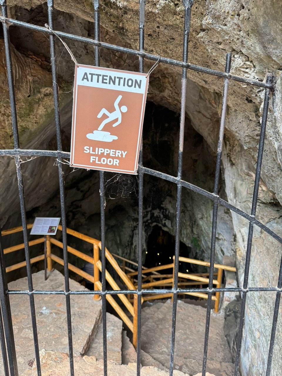 Griechenland - Melidoni - Safety First! 