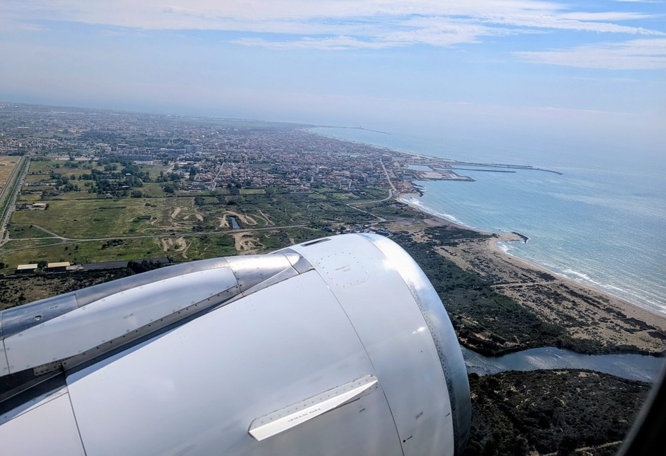 Italien - Rom - Die Sicht lässt noch einen letzten Blick auf die Küste zu.