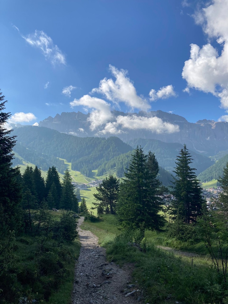 Ort bestimmen … -  - Kaum noch Wolken vor der Sella
Da geht es heute rauf!