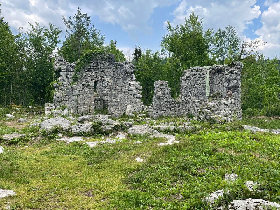 Slowenien - Cerknica - Reste einer Kirche 