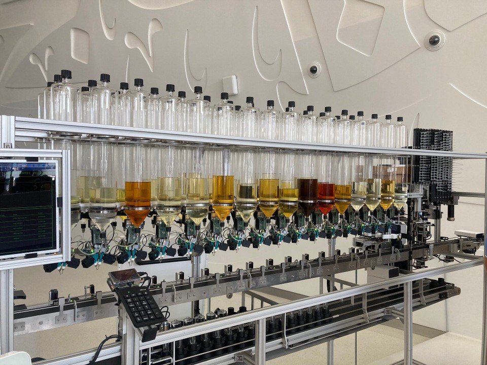 Vereinigte Arabische Emirate - Dubai - Düfte werden nach Beantwortung persönlicher Fragen gemischt 😃