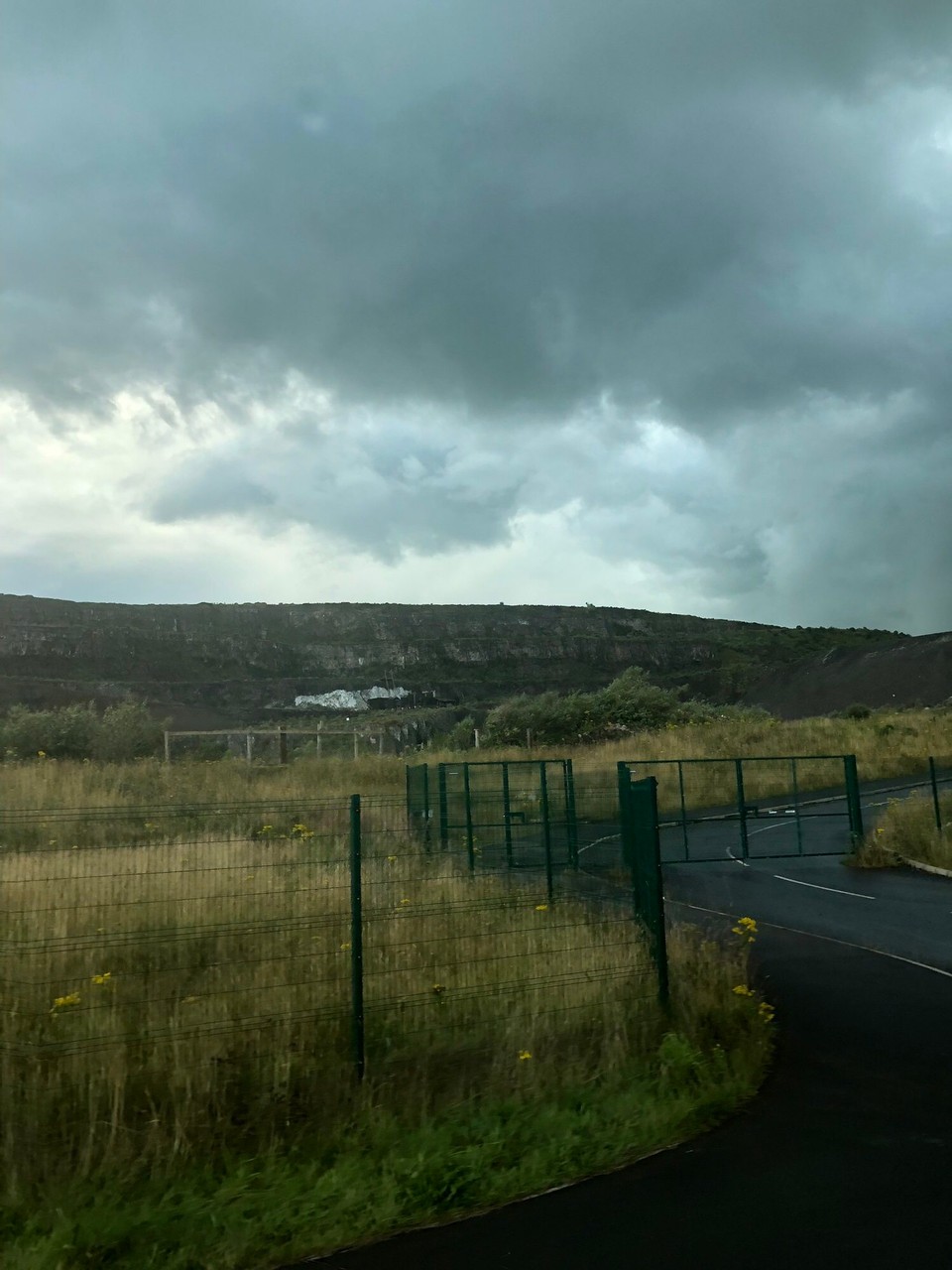 Vereinigtes Königreich - Belfast - Ganz klein ist da vor dem weißen Hintergrund die „Schwarze Festung“ zu sehen.