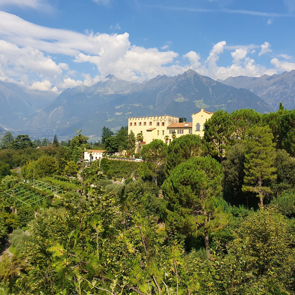 Italien - Meran - Die Gärten von Schloss Trauttmansdorff in Meran erstrecken sich auf 12 Hektar mit einem Höhenunterschied von 100 Metern. Das eröffnet spektakuläre Ausblicke auf die über 80 Gartenlandschaften.