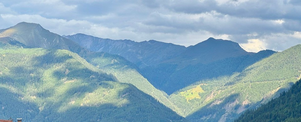 Österreich - Trins - Noch ist nichts vom angekündigten Regen zu sehen, aber so langsam zieht es zu. 