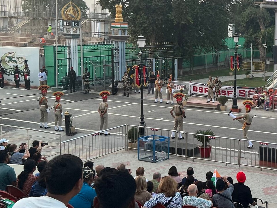 Indien - Amritsar - Die Soldaten schleudern beim Marsch unter dem tosendem  Beifall der zumeist indischen Zuschauer ihre Beine fast bis zur Nasenspitze. Unglaublich..