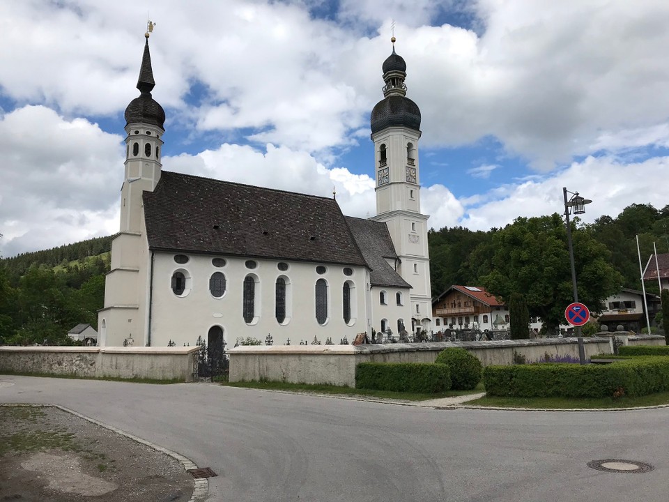 Deutschland - Neubeuern - So manches Dorf leistet sich 2 Kirchtürme 