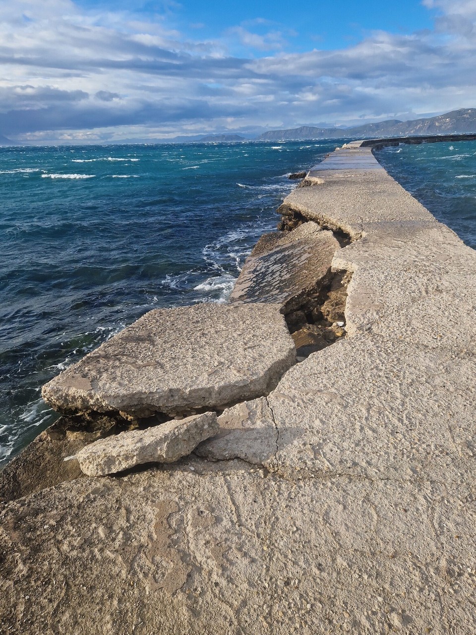 Griechenland - Loutraki Perachoras - so nach und nach verabschiedet sich Kaimauer