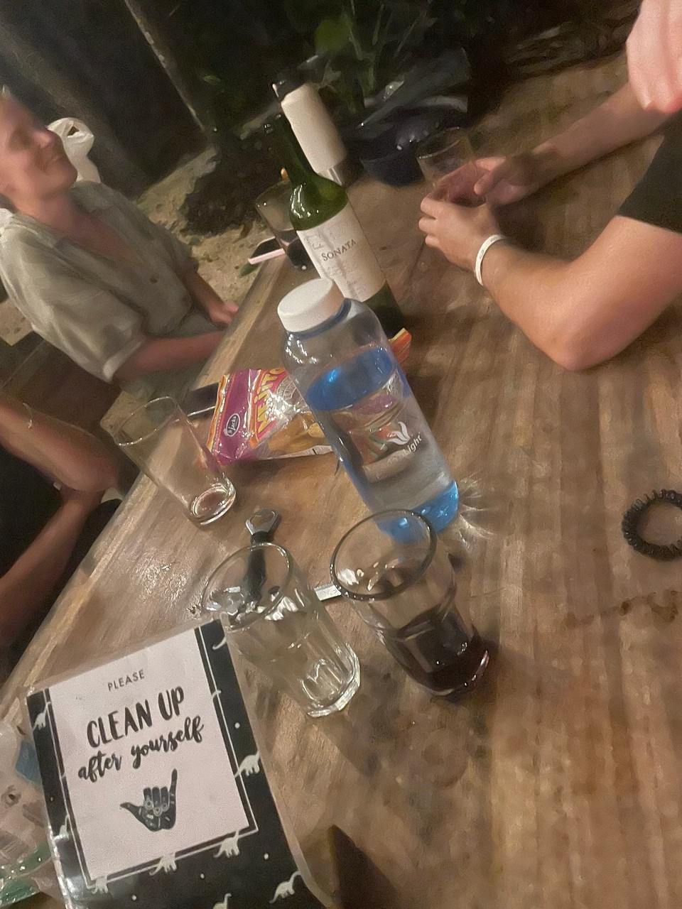 Costa Rica -  - Den regnerischen Abend in der Community-Kitchen mit einem Glas Rotwein ausklingen lassen 🍷 