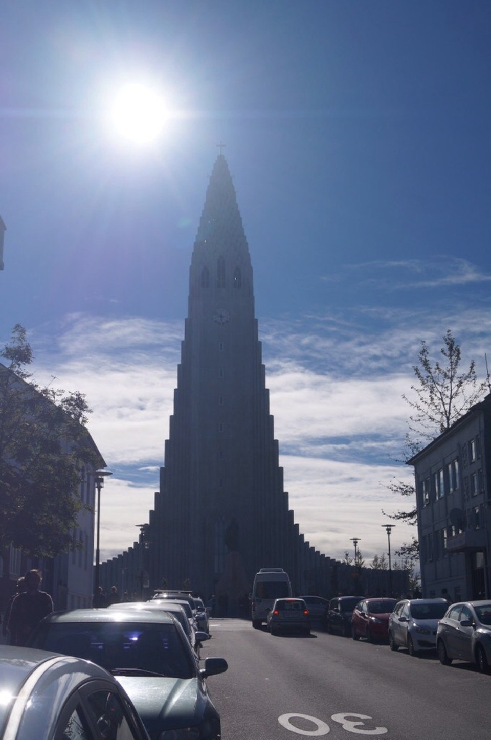 Island - Reykjavík - Diese Kirche sieht aus wie eine Rakete, mit einem Fahrstuhl kann man bis nach oben fahren.