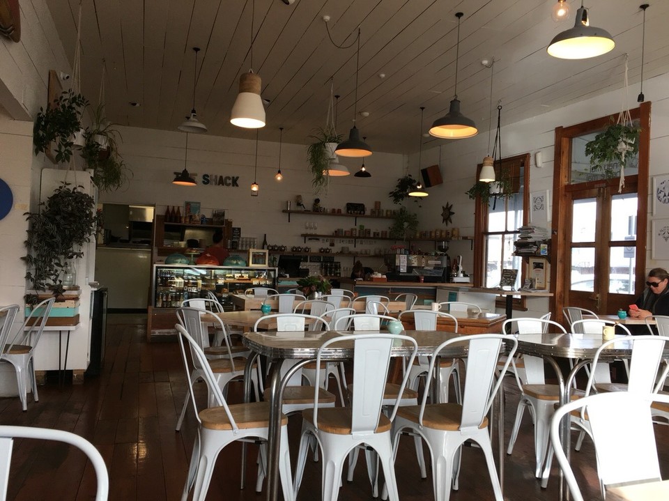 New Zealand - Raglan - Und gefrühstückt wird in einem kleinen Cafe - richtig gemütlich 