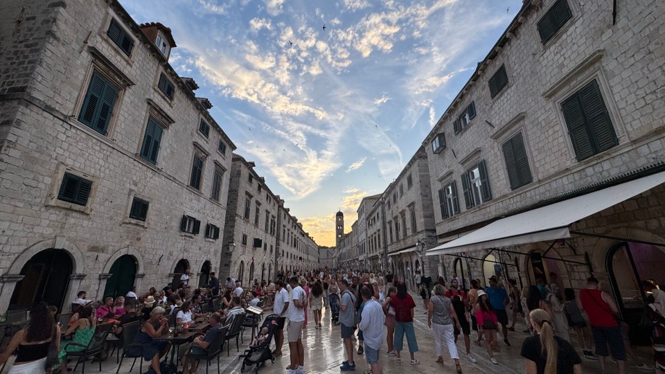 Kroatien - Dubrovnik - Stradun ist die prächtige, 300 Meter lange, mit Kalkstein gepflasterte Hauptflaniermeile.
