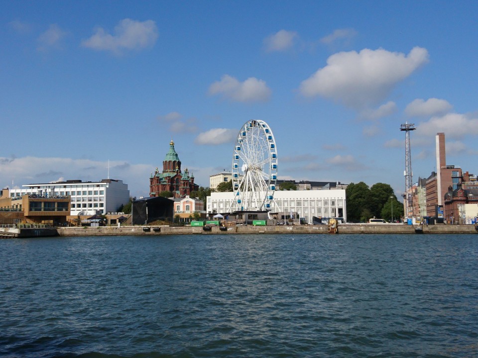 Finnland - Helsinki - Auch Helsinki hat mittlerweile ein Riesenrad. Passt überhaupt nicht ins Stadtbild und sieht einfach nur unpassend aus meiner Meinung nach.