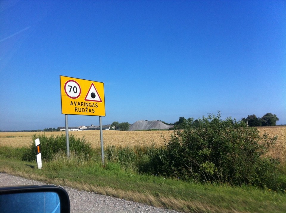 Lithuania - Kaunas - Lieblingsstrassenschild: Achtung, schwarzes Loch voraus, deswegen nur 70km/h.