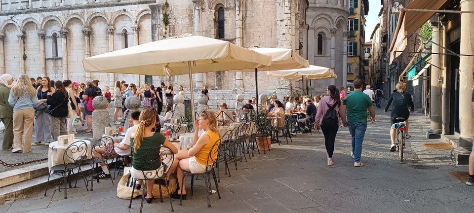 Italien - Lucca - Die Cafes hier sind auch gut besucht.