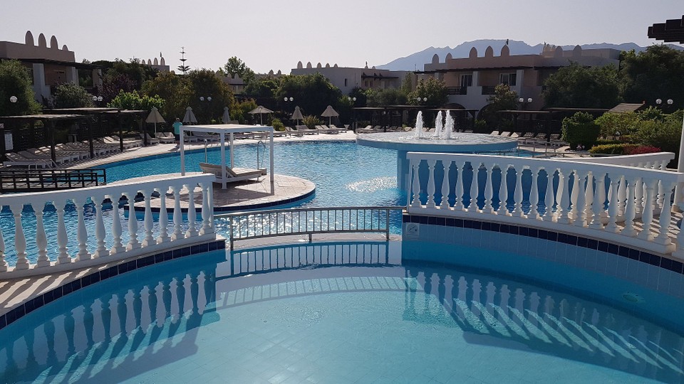 Griechenland - unbekannt - Früh morgens am Pool, die totale Ruhe ...