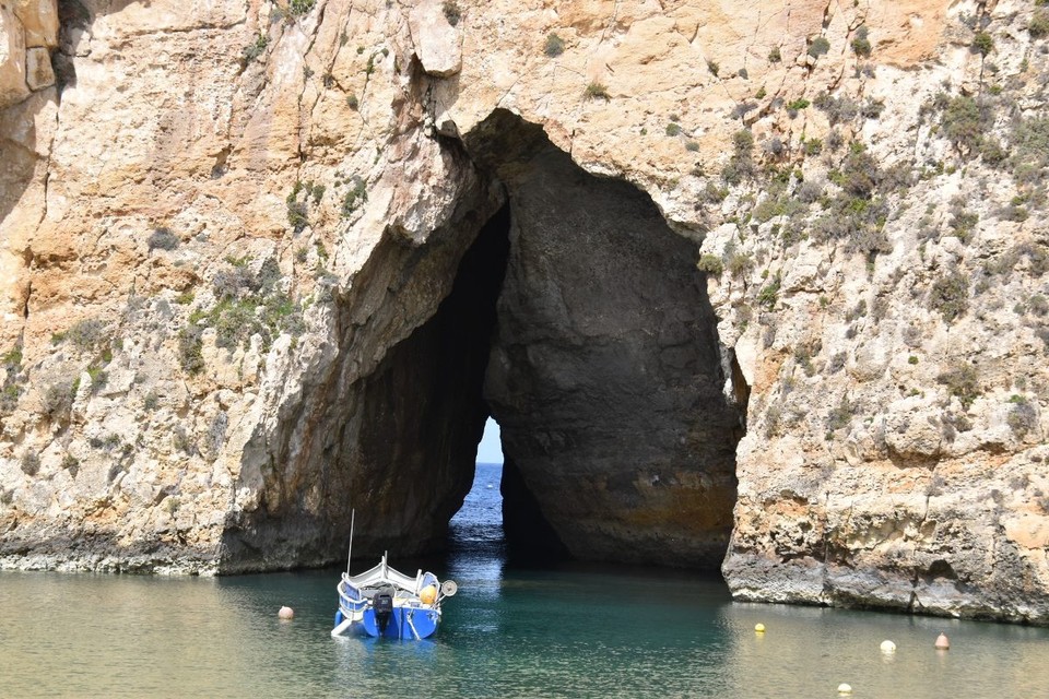 Malta - Ghasri - Hinter der Klippe gab es einen kleinen durch das Meer gespeisten See, von hier konnte man durch einen natürlichen Felsspalten das Meer erreichen.