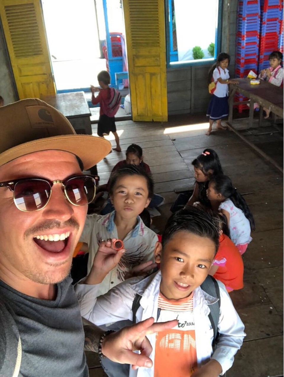 Kambodscha - Siem Reap - Weiterhin besuchten wir die Schule. Unser Tourguide erzählte uns traurige Geschichten, was eine Menge Mitleid verursachen sollte. Vorgängig besuchten wir einen Markt, in welchen wir Reis für die angeblich Elternlosen Kinder kaufen konnten. Ein Sack Reis hätte unglaubliche 50 Dollar gekostet. Wir entschieden uns dann für einen Karton Nudeln für 21 Dollar und fühlten uns ziemlich ‚verarscht‘.

bei der Schule angekommen begrüssten uns ca. 30 Kinder (gemäss Guide würden 600 Kinder dort leben). Wir verteilten die Nudeln und gingen kurze Zeit später wieder. 