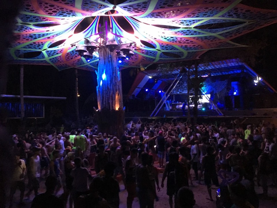Thailand - Ko Pha-ngan - Gut durchgeknetet ging es am Abend auf die legendäre Party. Ein riesiges Areal und eine coole detailreiche Kulisse zum abtanzen.....