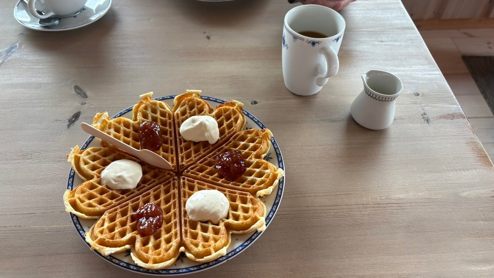 Norwegen - Vøringsfossen - Waffeln essen dagegen leicht 