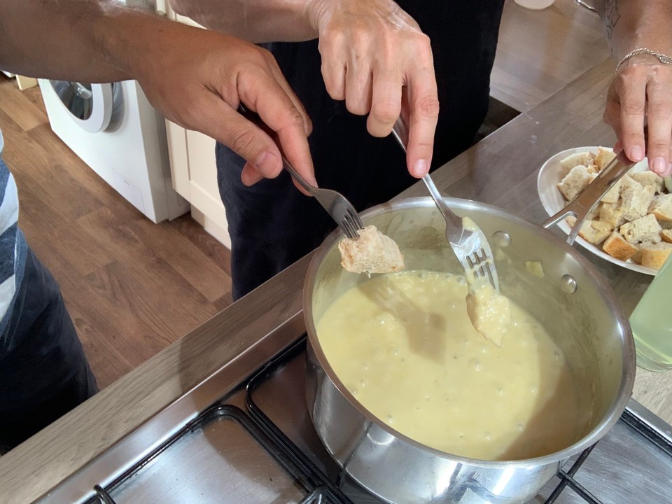 Vereinigtes Königreich - Kinross - Ds traditioneue Geburi-Fondü het natürlech müesse si - isch gar nid schlächt gsi 👍
Figugegl isch bestätiget!
