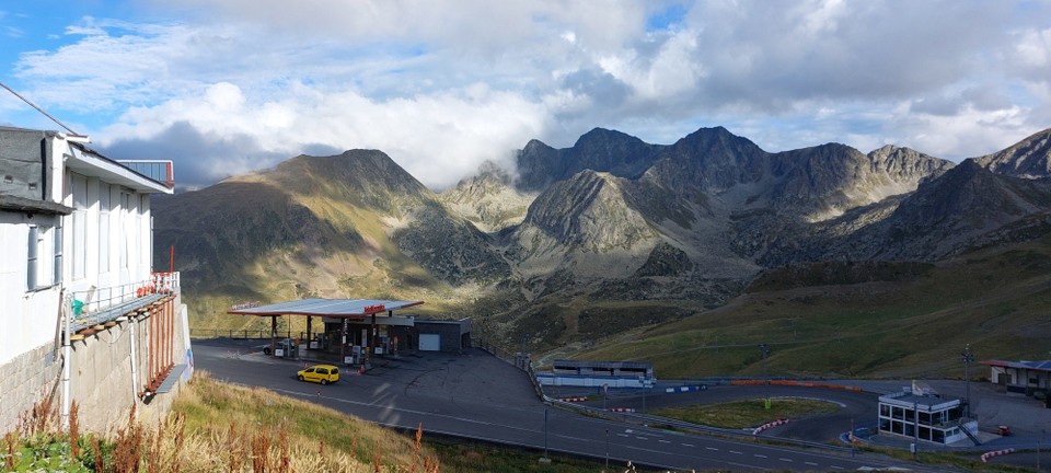 Andorra - Andorra la Vella - Die Passstrasse ist vom Feinsten, Fahrspass ist auch vollgepackt garantiert. 