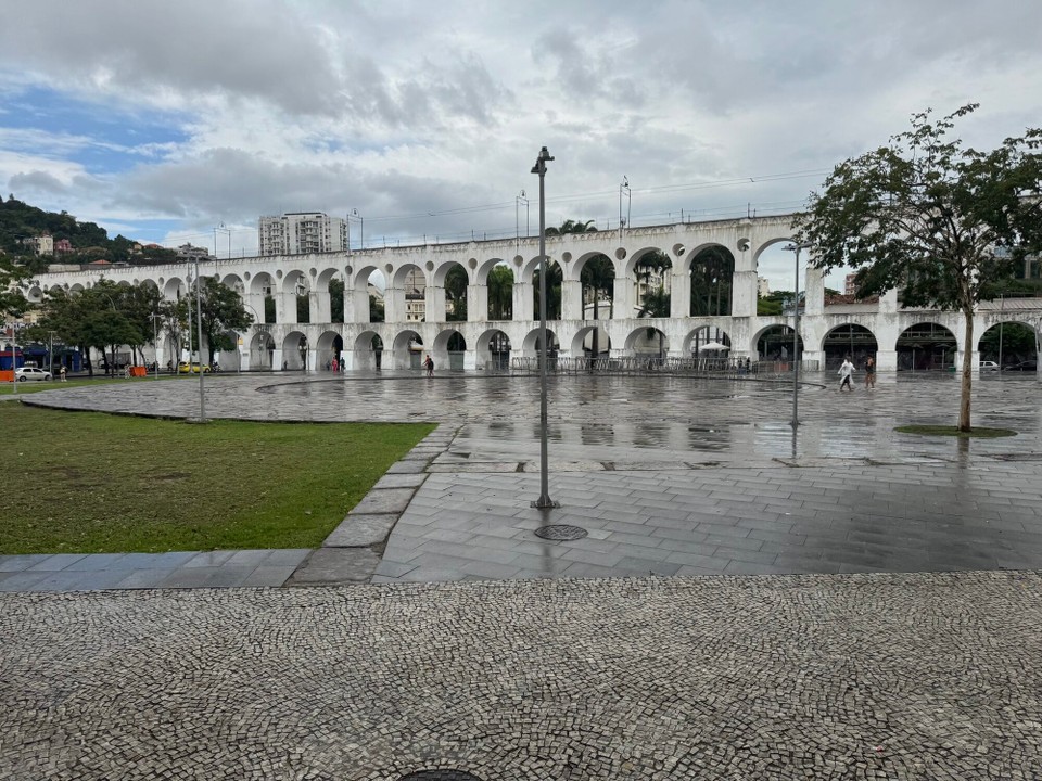 Brasilien - Rio de Janeiro - Das 270m lange und 74 m hohe Aqueduct transportierte früher Wasser. Heute fährt die Straßenbahn darüber.