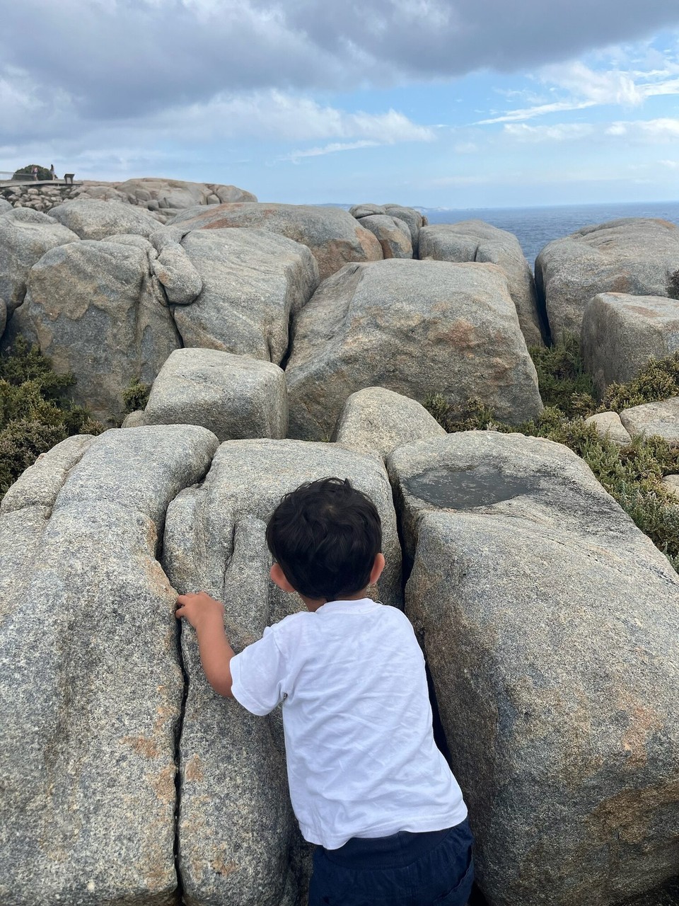 Australien - Torndirrup - Und viele Steine zum Klettern für Elias.
