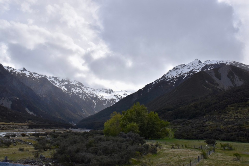 Neuseeland - Twizel - Auf der rechten Seite immer noch die Wolken an den Bergen.
