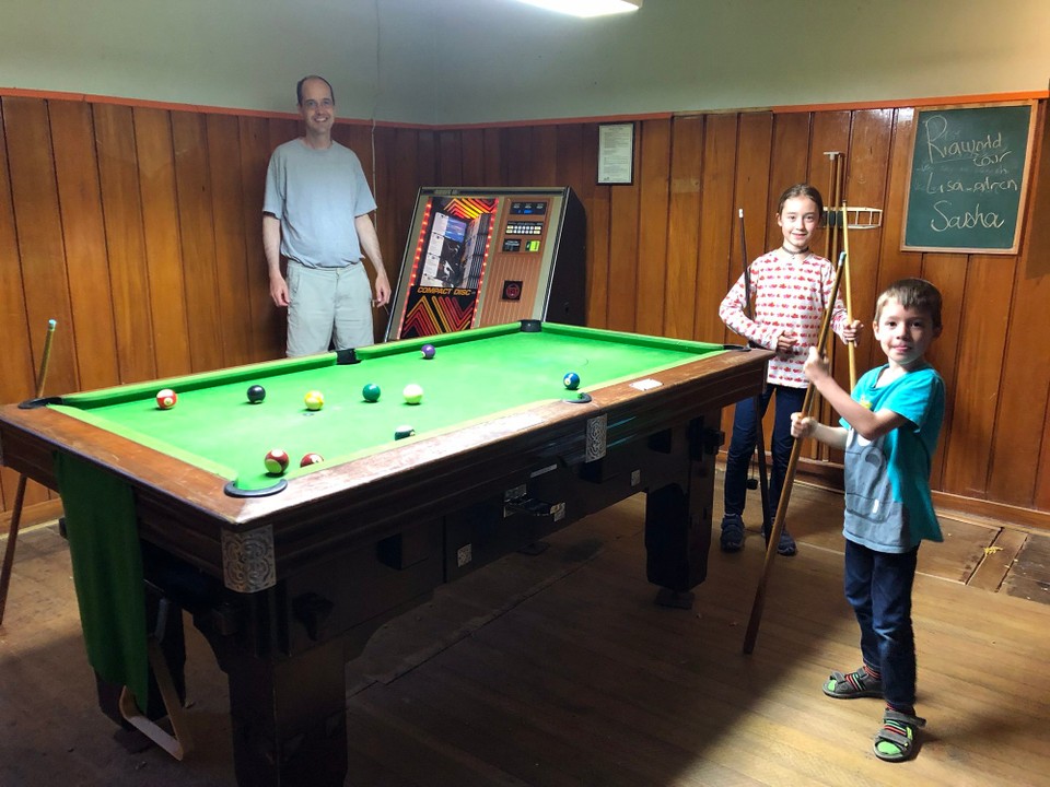 Neuseeland - Whataroa - Das Hotel hat sogar einen Billardtisch mit Jukebox ... der Rest vom Hotel ist in einem ganz schlechten Zustand.