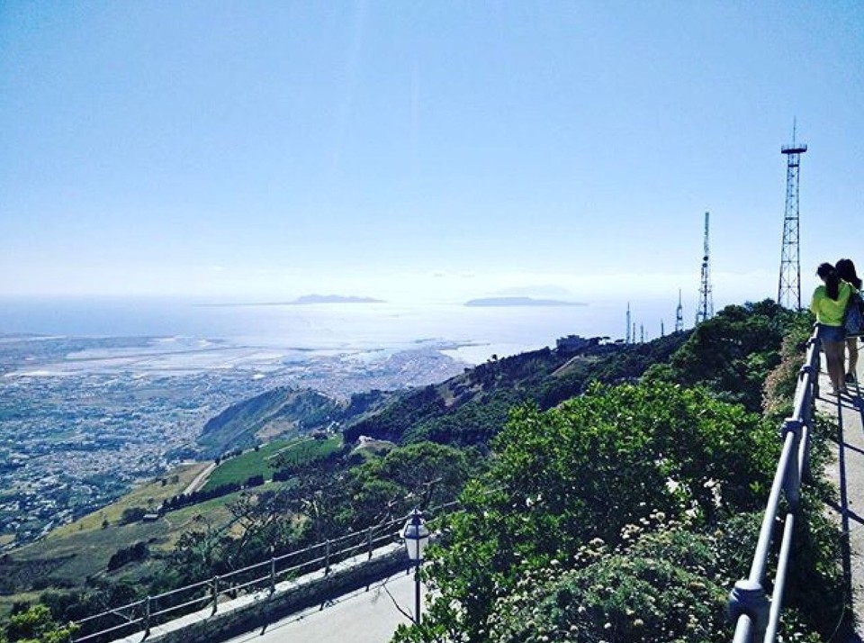 Italia - Mazara del Vallo - Il panorama di Erice è incredibile. La cittadina con il castello e il parco sono molto belli. Vi consiglio la granita di gelsi.
