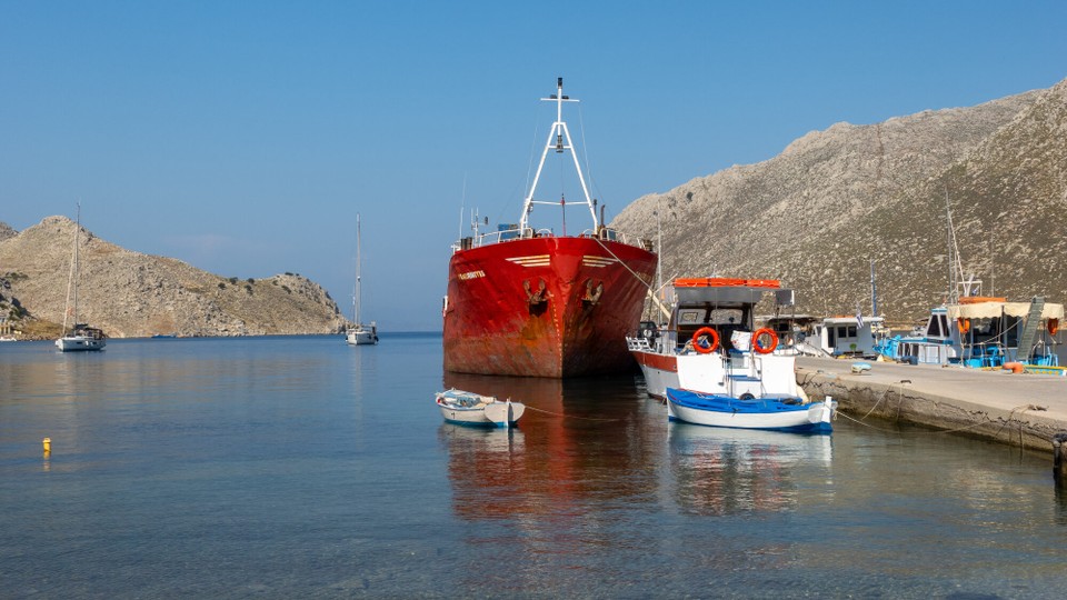 Griechenland - Symi - Gibt bessere Jobs als auf so einem Seelenverkäufer anzuheben.