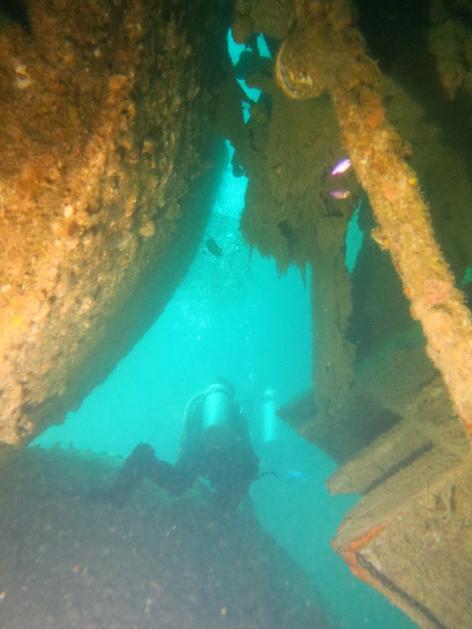 Philippines - Coron - Passage entre les structures dans les salles des machines