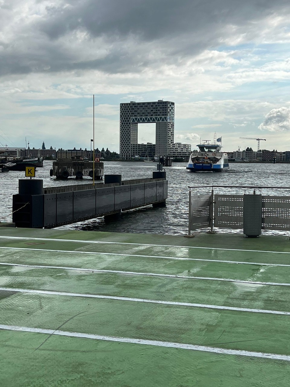 Niederlande - Amsterdam - Und da kommt sie schon, die Fähre zurück zur Centraal Station . 