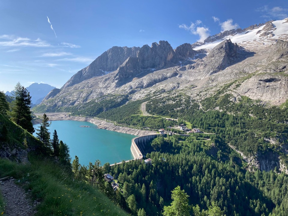 Italien - Rocca Pietore - Über die Staumauer gehen wir am Fedoia Pass