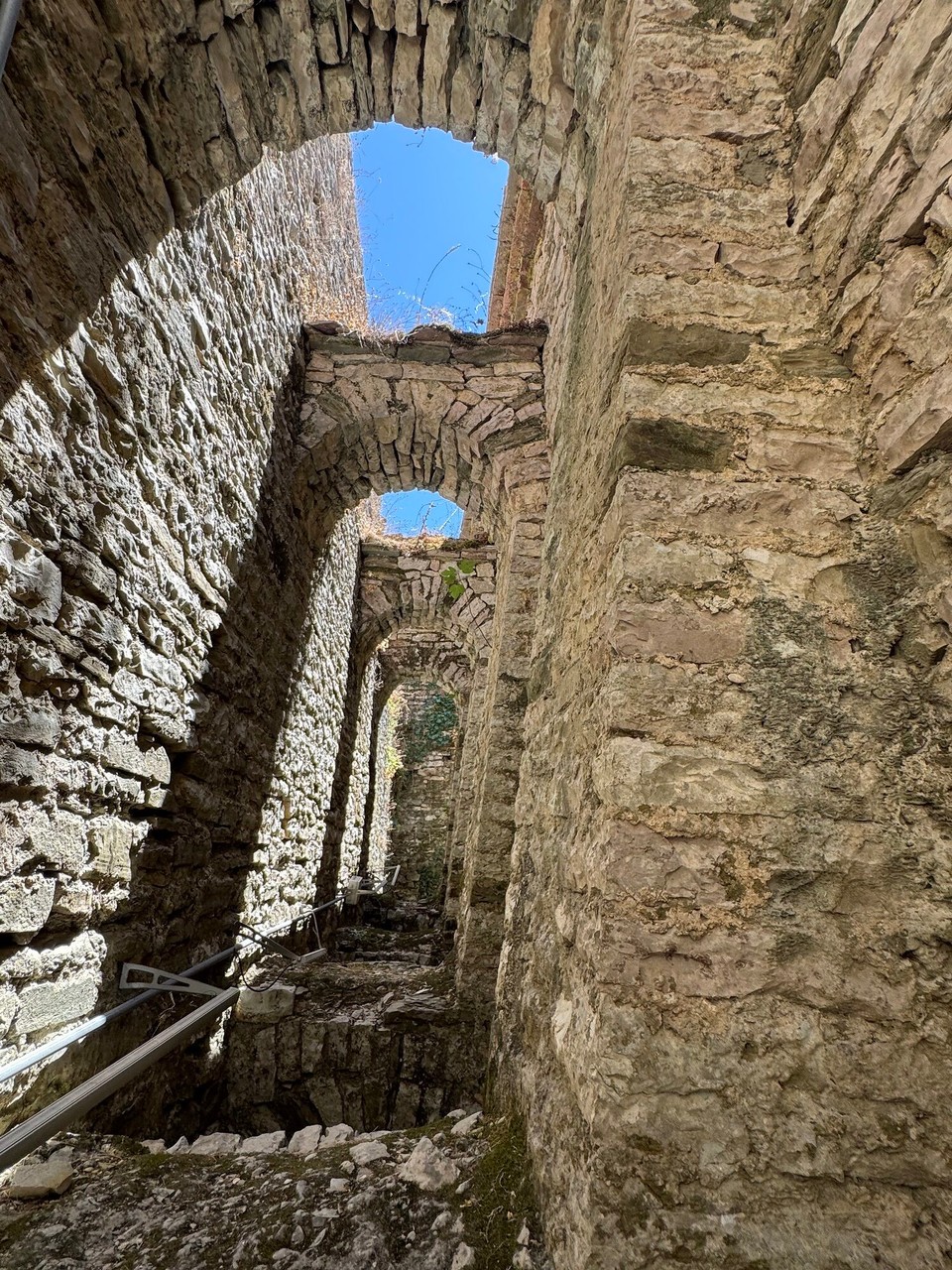Albanien - Kavaje - Der Hügel wurde schon in der Steinzeit bewohnt und im 5. Jahrhundert v. Chr. erstmals befestigt.
Im 12./13. Jahrhundert bestand die Befestigung aus mehreren Türmen. 1418 wurde die Festung nach einer einjährigen Belagerung an die Osmanen übergaben.