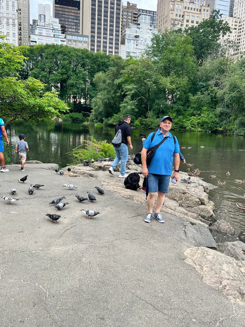 Vereinigte Staaten - New York - Hier saß die Taubenfrau in Kevin allein in New York.  Die Taubenfrau ist weg, dafür ist Heinz jetzt da. 