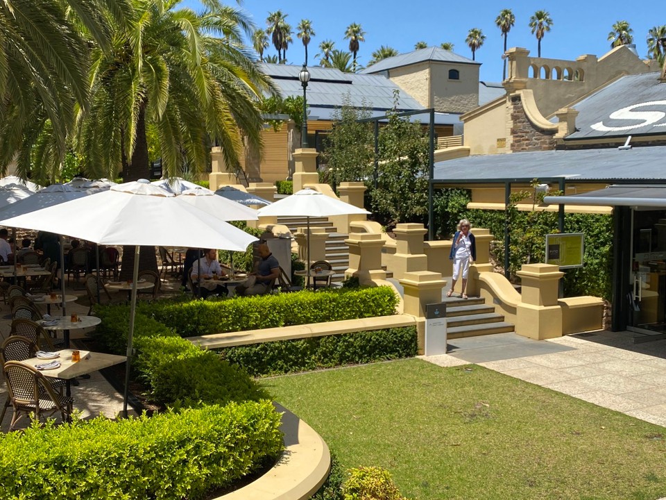 Australien - Rowland Flat - die auffallend stilvoll gebaut und gepflegte Anlage lasst erahnen, dass wir hier eine Winery mit besonderer Geschichte betreten haben.