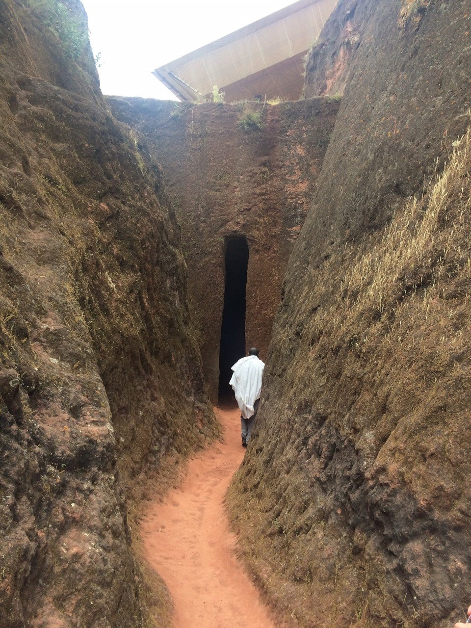 Äthiopien - Lalibela - Das symbolische Nadelöhr, durch das das Kamel eher geht, eh dass ein Reicher in den Himmel kommt 